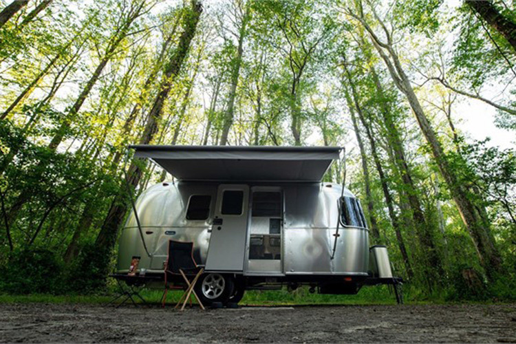 Nội thất của nhà di động Airstream Bambi có tông màu trung tính tươi sáng, trong khi không gian bên trong của Caravel lại có phong cách hiện đại hơn với nhiều điểm nhấn màu đen, màu trắng và gỗ tối màu.