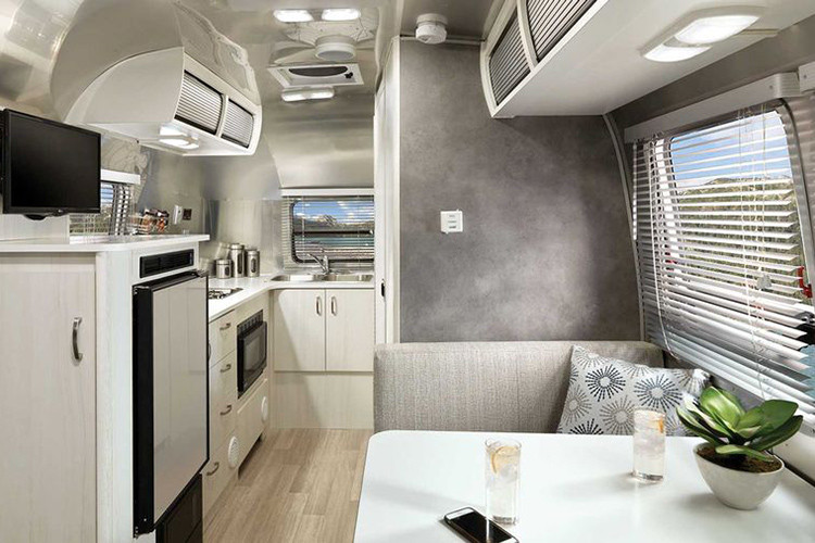 Cả hai mẫu xe Bambi và Caravel đều có bốn gian phòng nhưng với các bố cục khác nhau, xe nào cũng được trang bị các tiện nghi sinh hoạt mới nhất.