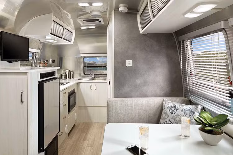 Cả hai mẫu xe Bambi và Caravel đều có bốn gian phòng nhưng với các bố cục khác nhau, xe nào cũng được trang bị các tiện nghi sinh hoạt mới nhất.