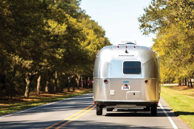 Trong đó, mẫu nhà di động Caravel sở hữu ngôn ngữ thiết kế gọn gàng, với nhiều vật liệu trọng lượng nhẹ như cửa sổ trời toàn cảnh, cản sau và bộ bảo vệ thân xe bằng thép không gỉ, khả năng chứa đồ của xe được gia tăng.