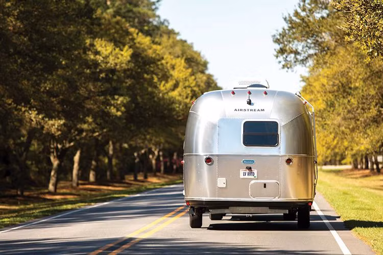 Trong đó, mẫu nhà di động Caravel sở hữu ngôn ngữ thiết kế gọn gàng, với nhiều vật liệu trọng lượng nhẹ như cửa sổ trời toàn cảnh, cản sau và bộ bảo vệ thân xe bằng thép không gỉ, khả năng chứa đồ của xe được gia tăng.