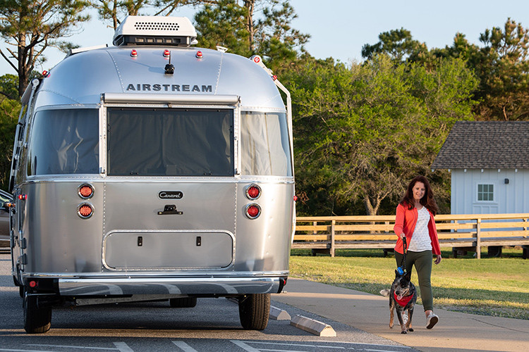 Hiện tại, giá nhà di động Airstream Bambi và Caravel đều đã có sẵn ở các đại lý với mức bán tương ứng là 48.900 USD và 60.900 USD (khoảng 1,137 và 1,416 tỷ đồng). Bên cạnh việc duy trì vẻ ngoài mang tính biểu tượng của Airstream, cả Bambi và Caravel đều được bổ sung các tính năng và phòng ốc hiện đại hơn.