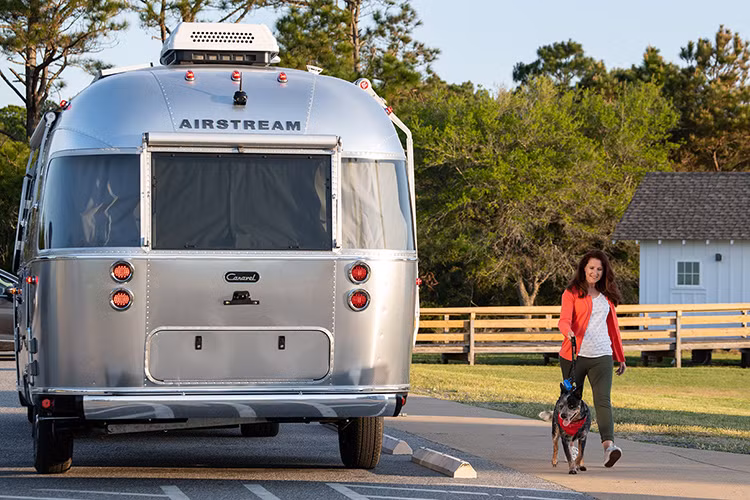 Hiện tại, giá nhà di động Airstream Bambi và Caravel đều đã có sẵn ở các đại lý với mức bán tương ứng là 48.900 USD và 60.900 USD (khoảng 1,137 và 1,416 tỷ đồng). Bên cạnh việc duy trì vẻ ngoài mang tính biểu tượng của Airstream, cả Bambi và Caravel đều được bổ sung các tính năng và phòng ốc hiện đại hơn.
