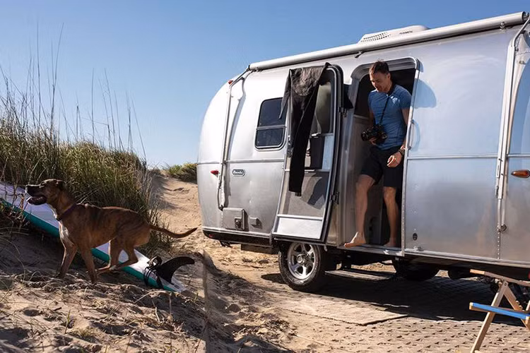 Chia sẻ về hai mẫu xe mới, Bob Wheeler - CEO của Airstream nói rằng: "Khi quyết định xây dựng một chiếc xe du lịch đầu kéo mới, chúng tôi luôn quan tâm đến 3 yếu tố chính là: thiết kế, chất lượng hoàn thiện thủ công và trung thành với thương hiệu, Bambi và Caravel là thế".