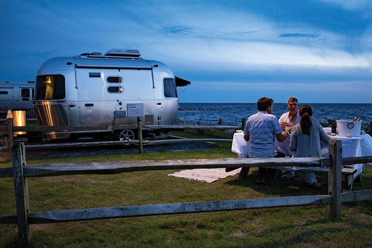 "Với Bambi và Caravel hoàn toàn mới, chúng tôi muốn tôn vinh cội nguồn của mình, đồng thời cung cấp các mẫu xe du lịch dễ kéo, dễ sử dụng và sẽ truyền cảm hứng cho những người mới làm quen với bộ môn phượt bằng xe ôtô đầy thú vị này." ông Bob Wheeler cho biết thêm.