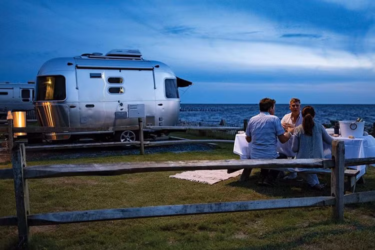 "Với Bambi và Caravel hoàn toàn mới, chúng tôi muốn tôn vinh cội nguồn của mình, đồng thời cung cấp các mẫu xe du lịch dễ kéo, dễ sử dụng và sẽ truyền cảm hứng cho những người mới làm quen với bộ môn phượt bằng xe ôtô đầy thú vị này." ông Bob Wheeler cho biết thêm.