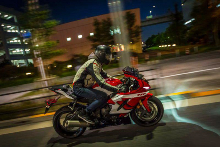 Về giá xe Yamaha R6 20th Anniversary được bán ra ở mức 19.999 EUR (tương đương 517 triệu đồng). Phiên bản đặc biệt này sẽ không được sản xuất theo số lượng lớn mà chỉ phục vụ cho các khách hàng liên hệ đặt hàng trực tiếp với YART.