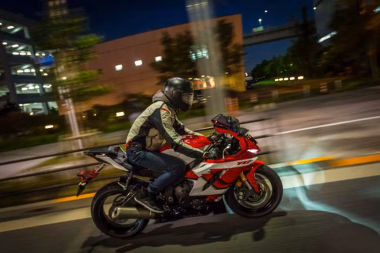 Về giá xe Yamaha R6 20th Anniversary được bán ra ở mức 19.999 EUR (tương đương 517 triệu đồng). Phiên bản đặc biệt này sẽ không được sản xuất theo số lượng lớn mà chỉ phục vụ cho các khách hàng liên hệ đặt hàng trực tiếp với YART.