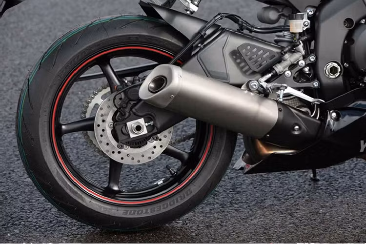 Bình xăng gồ cao nhưng được vuốt mềm mại và kéo dài, kết hợp cùng tay lái clip-on gắn dưới chảng ba mang đến tư thế lái chồm thể thao vốn có của dòng super sport. Trong khi đó đuoi xe khá giống với đuôi của mẫu Yamaha R1 với đèn phanh thiết kế đơn giản, ốp nhựa đuôi xe có hốc thông giúp giúp tăng tính khí động học.