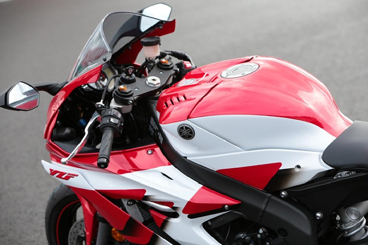 Bên cạnh đó, chiếc chiếc Yamaha R6 20th Anniversary 2020 này còn mang trên mình bộ tem và logo truyền thống YZF trên yếm xe, logo R6 ở bên dưới yếm và đầu xe cùng logo Yamaha bên dưới ốp động cơ.