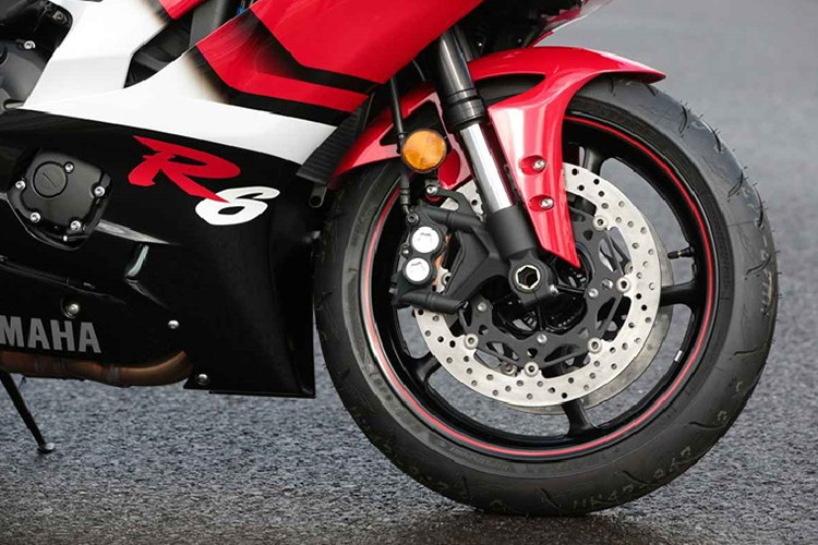 Thuộc thế hệ xe mới nhất, chiếc Yamaha R6 20th Anniversary sở hữu đường nét thiết kế mềm mại nhưng đậm tính khí động học, lấy cảm hứng từ siêu mô tô Yamaha YZR-M1. Điều này thể hiện rõ nhất qua đầu xe với hốc hút gió lớn chính giữa, hai bên là đèn định vị LED thiết kế sắc sảo và cặp đèn pha LED đưới giấu bên dưới đầu xe.