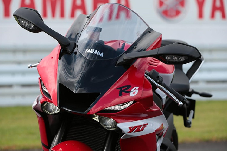 Là mẫu xe tôn vinh dòng sport-bike đình đám YZF-R của Yamaha, mẫu xe môtô Yamaha R6 20th Anniversary mang trên mình màu sắc và bộ tem tương tự như thế hệ xe đầu tiên với màu Đỏ chủ đạo kết hợp với màu Trắng và các điểm nhấn màu Đen.