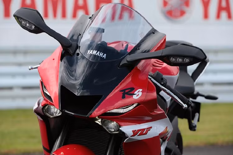 Là mẫu xe tôn vinh dòng sport-bike đình đám YZF-R của Yamaha, mẫu xe môtô Yamaha R6 20th Anniversary mang trên mình màu sắc và bộ tem tương tự như thế hệ xe đầu tiên với màu Đỏ chủ đạo kết hợp với màu Trắng và các điểm nhấn màu Đen.