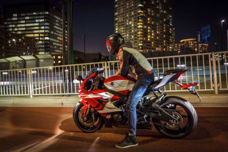 Ngoài các trang bị kể trên, phiên bản đặc biệt Yamaha R6 20th Anniversary còn được YART trang bị xích Z-Ring hiệu năng cao và hệ thống ống xả độ Akrapovic mang đến âm thanh phấn khích, đồng thời tăng công suất cho động cơ. 