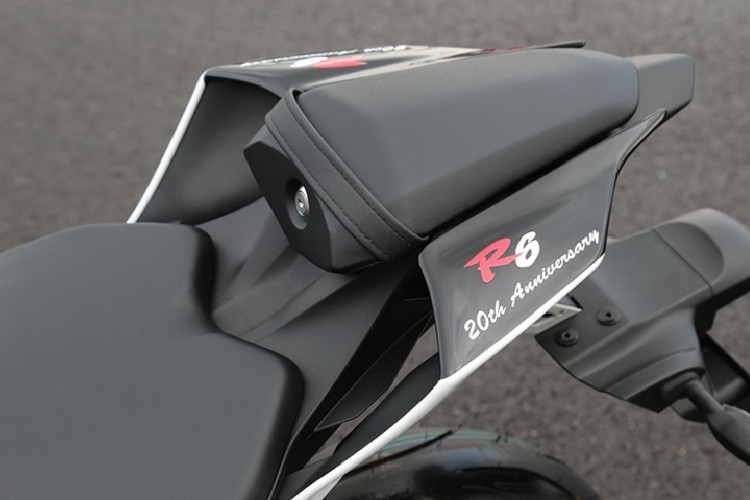 Bộ màu sắc và tem mới này đi kèm với thiết kế của chiếc R6 thế hệ mới nhất không những rất hợp lý mà còn khiến người xem nhớ đến các đời xe R6 trước đó với rất nhiều thành công trên thị trường lẫn các giải đua thể thao tốc độ chuyên nghiệp.