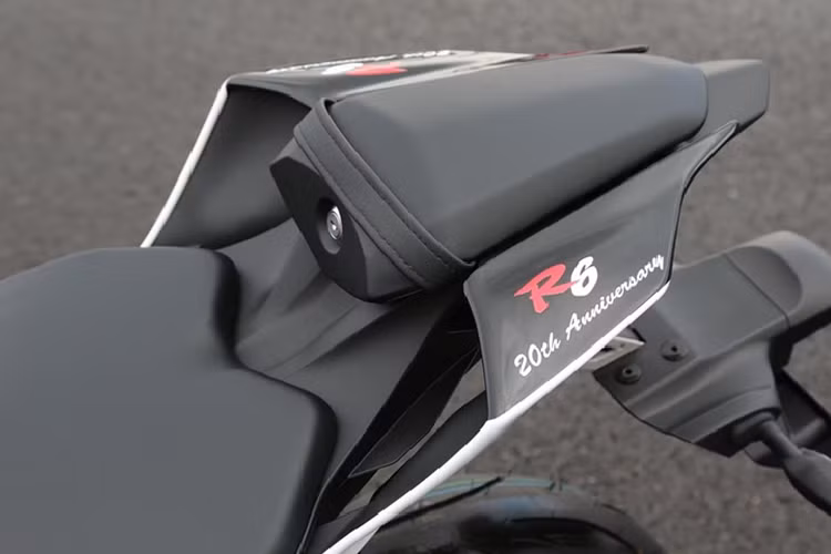 Bộ màu sắc và tem mới này đi kèm với thiết kế của chiếc R6 thế hệ mới nhất không những rất hợp lý mà còn khiến người xem nhớ đến các đời xe R6 trước đó với rất nhiều thành công trên thị trường lẫn các giải đua thể thao tốc độ chuyên nghiệp.