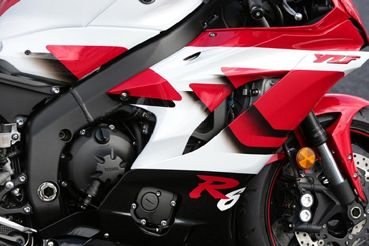 Sức mạnh của xe đến từ khối động cơ 4 xylanh, DOHC, 16 van, dung tích 599cc, làm mát bằng dung dịch, sản sinh công suất 117 mã lực tại tua máy 14.500 vòng/phút và mômen xoắn cực đại 62 Nm tại tua máy 10.500 vòng/phút.