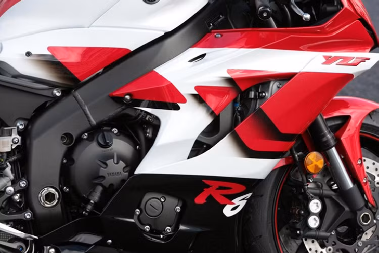 Sức mạnh của xe đến từ khối động cơ 4 xylanh, DOHC, 16 van, dung tích 599cc, làm mát bằng dung dịch, sản sinh công suất 117 mã lực tại tua máy 14.500 vòng/phút và mômen xoắn cực đại 62 Nm tại tua máy 10.500 vòng/phút.