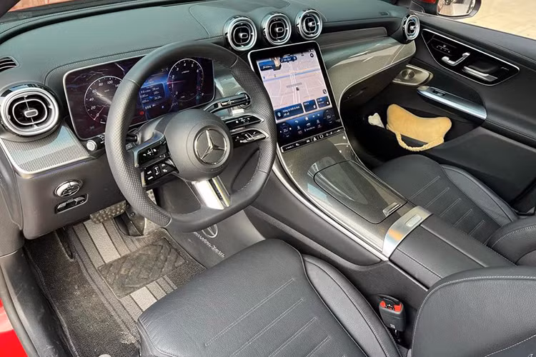 Vì là phiên bản cao nhất nên mẫu xe SUV Mercedes-Benz GLC 300 4Matic 2023 có khá nhiều trang bị đáng chú ý ở phần ngoại thất như đèn pha thích ứng Digital Light, gói trang trí AMG với các chi tiết ốp cản/ lưới tản nhiệt/ ốp pô…, mâm thể thao AMG 20 inch,… 