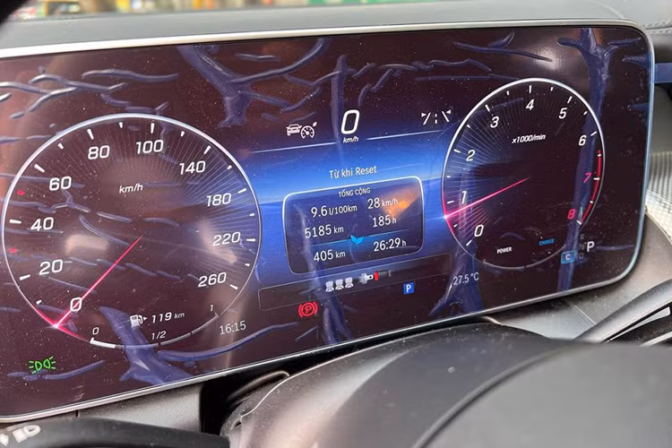 Không gian bên trong cũng tương tự với gói AMG Line mang xu hướng thể thao với các chi tiết sử dụng nhiều chất liệu khác nhau như tấm ốp veneer Open-Pore màu nâu hoặc đen, lớp khảm bằng nhôm và da Artico.