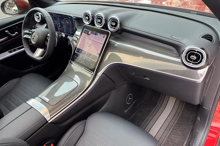 Thế hệ mới của Mercedes-Benz GLC 300 4Matic được trang bị đồng hồ lái 12.3 inch, mà trung tâm 11.9 inch, hệ thống giải trí MBUX, hỗ trợ Apple CarPlay/Android Auto, Bluetooth,...