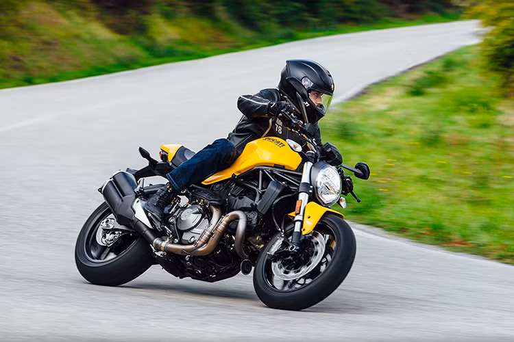 Sức mạnh cho mẫu xe môtô Monster 821 phiên bản 2018 nhà Ducati sẽ nằm ở khối động cơ 2 xi-lanh Testastretta thân thiện sử dụng, đạt công suất 109 mã lực tại 9.250v/ph và mô-men xoắn cực đại 86Nm tại 7.750v/ph.