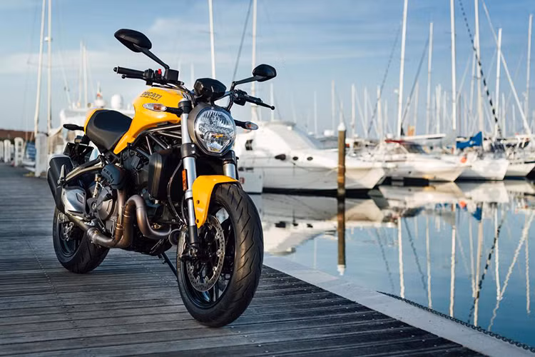 Ducati Monster 821 phiên bản 2018 sẽ là chiếc xe đầu tiên trong tổng số 5 mẫu xe mới nằm trong dòng sản phẩm của Ducati 2018 và sẽ được hãng xe này “bật mí” vào ngày 05/11 tới đây. Sau đó, cả 5 mẫu xe mới này sẽ được Ducati ra mắt công chúng tại triển lãm EICMA từ 9-12/11 tại Ý.