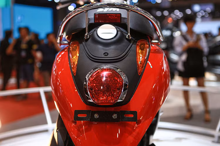 Phía sau xe được thiết kế cũng khá ấn tượng với tay xách kim loại mạ crom sáng bóng, cụm đèn hâu thiết kế xi nhan và đèn báo tách rời với đèn sau tạo điểm nhấn kiểu giọt nước cùng hai đèn xi nhan vuốt xuống phía sau. Pát gắn biển số được thiết kế thấp, sát phía dưới chắn bùn.