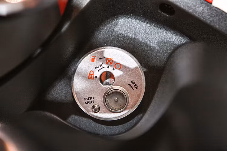 Sàn để chân rộng và phẳng, yên xe rộng tạo cảm giác thoải mái cho người lái xe. Giống như nhiều mẫu xe máy tay ga đời mới hiện nay, SYM Elite cũng được hãng xe máy Đài Loan trang bị hệ thống khoá điện dạng từ đa chức năng như mở bình xăng, cốp... khá tiện dụng.