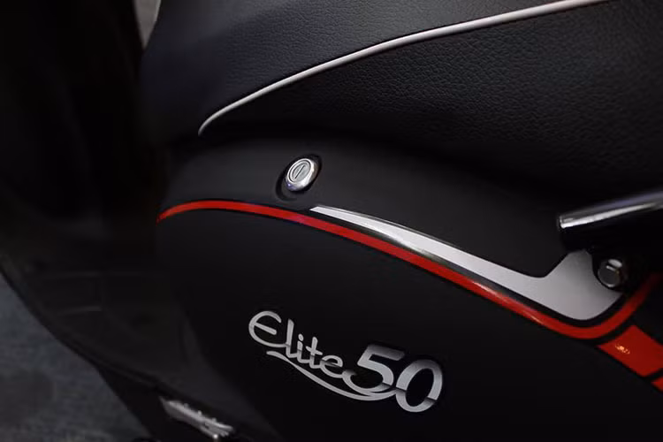 Với thân xe nhỏ gọn Elite 50 rất dễ nhận ra bởi kiểu dáng được thiết kế dựa trên những hình khối tròn kết hợp với những đường cong mềm mại tạo ra kiểu dáng nữ tính và trẻ trung hơn so với một số mẫu xe khác.