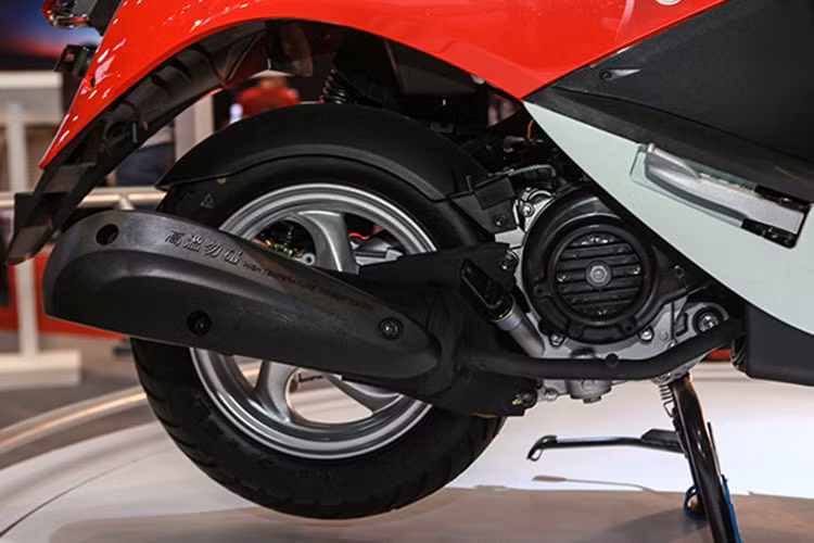 Sức mạnh của SYM Elite đến từ khối động cơ 4 thì 49,5 phân khối, làm mát bằng không khí, sản sinh công suất 2,7kW tại vòng tua 8.000v/ph , mô-men xoắn cực đại 3,4Nm tại vòng tua 7.000 v/ph. Xe vẫn được trang bị cần đạp khởi động trong trường hợp xe hết điện.