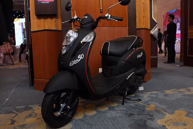 Xuất hiện trên thị trường xe máy Việt Nam từ đầu tháng 5/2017, tuy nhiên xe ga SYM Elite 50cc gần đây mới được thương hiệu xe máy Đài Loan quảng bá rộng rãi. Elite 50 sở hữu kiểu dáng hoài cổ, độc đáo, gọn nhẹ mang đậm phong cách Châu Âu và rất nữ tính. Đây được xem là mẫu xe ga cỡ nhỏ mới, phù hợp cho giới học sinh, sinh viên…