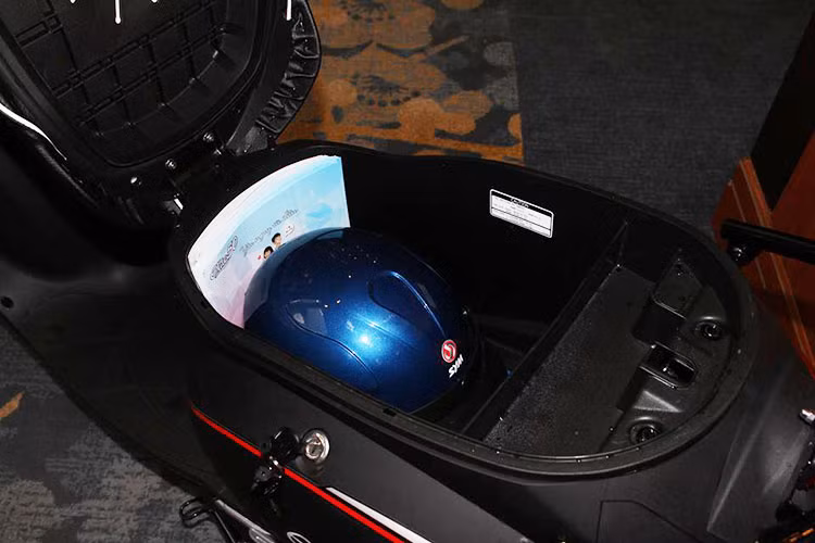 Về mặt tiện ích, mặc dù là một mẫu xe 50cc cỡ nhỏ - tuy nhiên ngăn chứa đồ phía dưới yên xe lại có thể tích khá lớn, cốp của xe có thể chứa được một mũ bảo hiểm nửa đầu và một số đồ dùng cá nhân như ví, áo mưa...