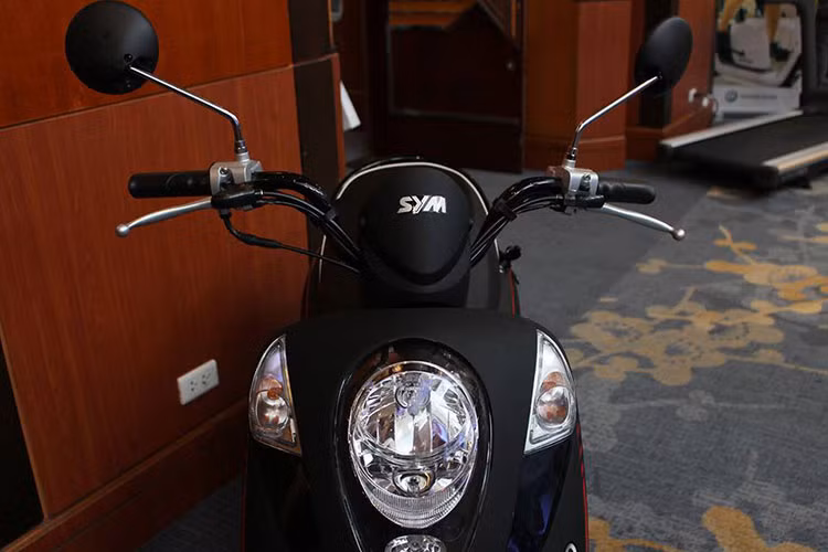 Với thân xe nhỏ gọn Elite 50 rất dễ nhận ra bởi kiểu dáng được thiết kế dựa trên những hình khối tròn kết hợp với những đường cong mềm mại. Đèn pha trước được trang bị bóng halogen, đèn sau được thiết kế kiểu dáng độc đáo bắt mắt. Bên cạnh đó, SYM còn trang bị cho mẫu xe tay ga của mình hệ thống đèn định vị phía trước.