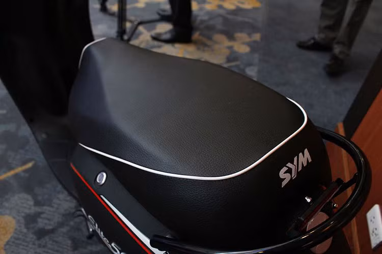 SYM Elite sở hữu yên mềm giả da đủ dùng cho hai người. Chiều cao yên xe SYM Elite chỉ ở mức 740 mm, cùng trọng lượng khô 84kg. Yếu tố này giúp người sử dụng dễ dàng dắt xe và điều khiển linh hoạt hơn trong môi trường đô thị đông đúc, chật hẹp.