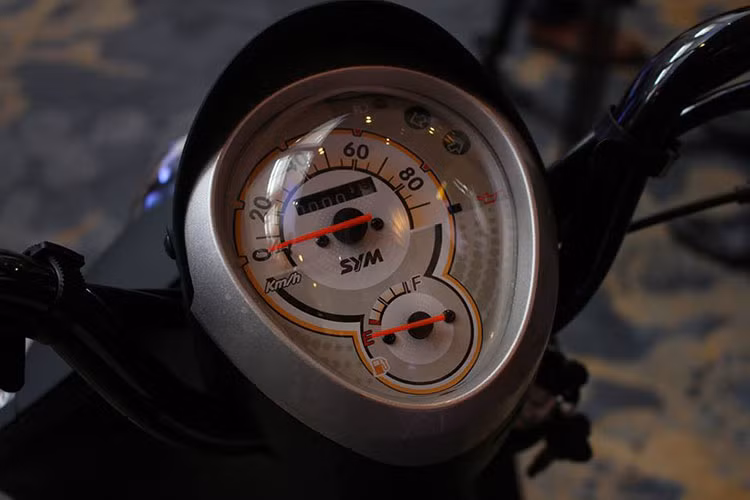 SYM Elite được trang bị đồng hồ đo được thiết kế đơn giản kiểu cổ điển dạng kim hoàn toàn. Tay lái của xe thiết kế dạng trần, các nút bấm điều khiển tiện dụng dễ dàng cho cả những người mới sử dụng xe lần đầu tiên.