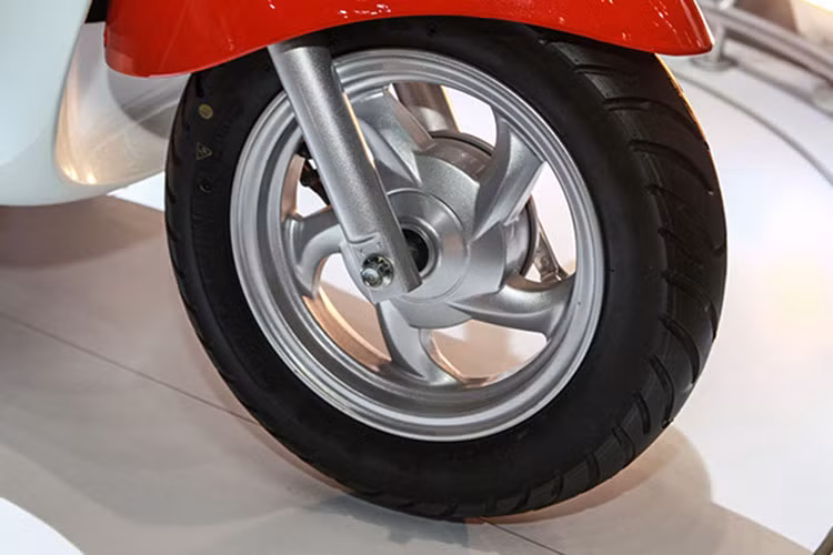 Về mặt an toàn, chiếc tay ga cơ nhỏ của SYM sở hữu vành hợp kim đa chấu dùng phanh đùm bánh trước và sau, bánh xe không săm mang kích cỡ 90/90-10, khoảng sáng gầm 100 mm. Phuộc trước của xe dạng ống lồng, sau dạng lò xo trụ, gác để chân có thể gập gọn lại khi không dùng...