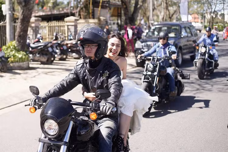 Đoàn xe "cướp dâu" luôn được điều khiển bằng hiệu lệnh của các thành viên và tuân thủ mọi điều lệ an toàn giao thông với hàng lối rõ ràng.