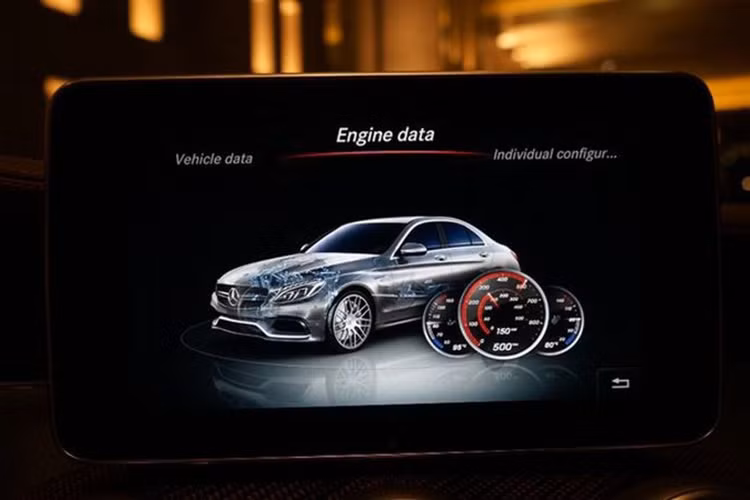 Những trang bị hiện đại đáng chú ý trên C63 S Edition 1 là khóa vi sai cầu sau điện tử, giúp tốc độ quay bánh sau xe thấp hơn.