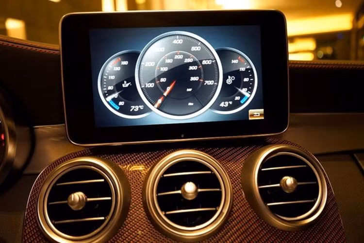 Chống trượt và tăng độ bám đường; chân đế động cơ có thể dễ dàng điều chỉnh độ cứng qua nút điều khiển AMG DYNAMIC SELECT cũng là một công nghệ nổi bật của xe.