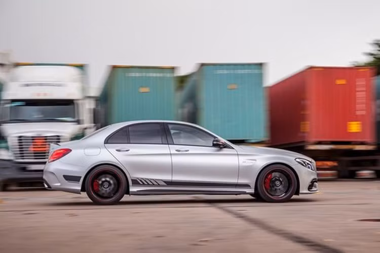 Phiên bản đặc biệt Edition 1 của AMG C63 S sở hữu nước sơn bạc mờ Iridium designo cực kỳ sang trọng cùng thân xe thiết kế khí động học. 