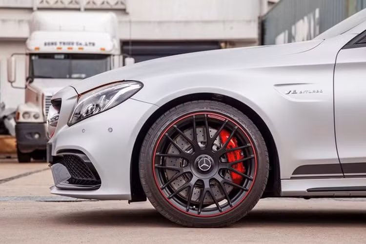 Đặc biệt, vòm bánh trước có sựu xuất hiện của bộ decal Edition 1 màu xám mờ graphite cùng huy hiệu ‘V8 BITURBO’ thể hiện cho động cơ xe. 