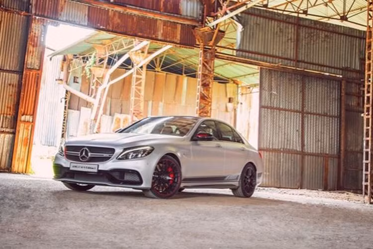 Không chỉ là chiếc sedan hiệu năng cao, AMG C63 S bản đặc biệt còn sở hữu mức tiêu thụ nhiên liệu cực thấp, chỉ 8,2 lít/100 km. Tại thị trường Việt Nam, C63 S Edition 1 được bán với giá 4,599 tỷ đồng.