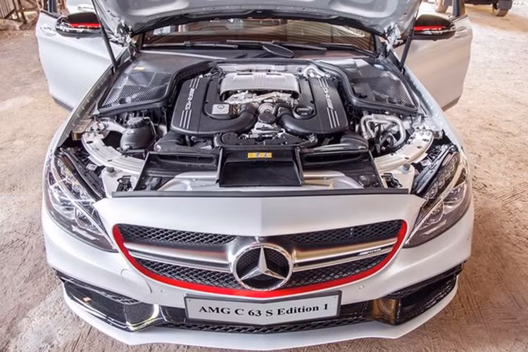 C63 S Edition 1 sử dụng động cơ tăng áp kép V8 4.0 lít, công suất 510 mã lực mô-men xoắn cực đại 700 Nm giúp xe có khả năng bứt tốc 0 - 100 km/h chỉ trong 4 giây.
