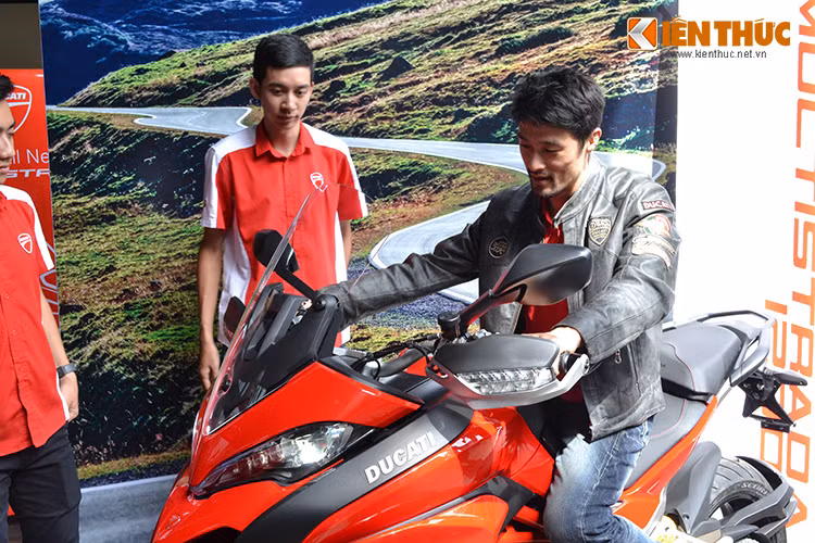 Tại buổi ra mắt mẫu xe Ducati Multistrada 1200 mới với hai phiên bản thường và S tại Việt Nam vừa qua, DVĐẢ Johnny Trí Nguyễn cũng đã có mặt tại sự kiện này và tỏ ra khá thích thú với mẫu xe đa nhiệm nhà Ducati.