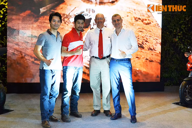 Tại buổi ra mắt lần này, Johnny Trí Nguyến cùng ông Michelle D'Ercoe - Chủ tịch phòng thương mại Ý tại Việt Nam (bìa phải) là khác mời danh dự của Ducati Việt Nam. Cả hai chụp ảnh đã có buổi giao lưu cùng ông Bradley Lalonde - Chủ tịch HĐQT Ducati Việt Nam