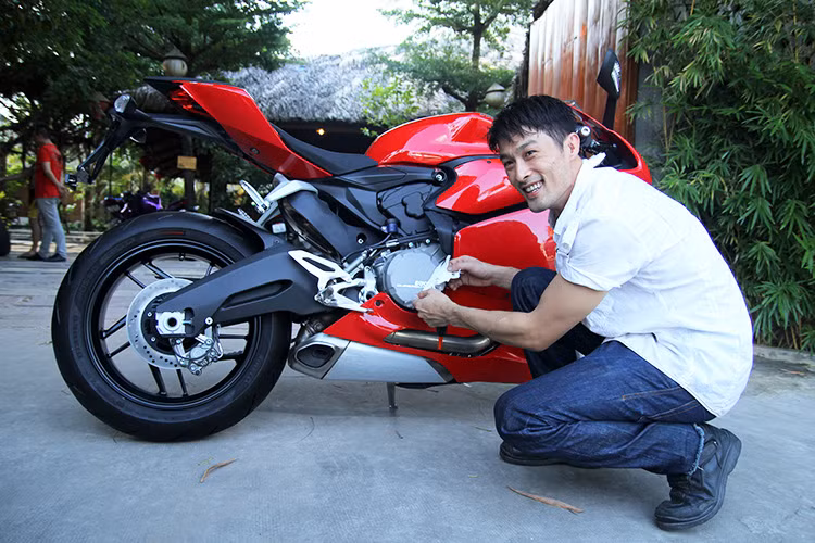 Không chỉ đam mê xe và yêu những cung đường, Johnny Trí Nguyễn còn khá am hiểu về xe cộ - anh là người luôn chia sẻ lại những kỹ năng mà mình có được cho cộng đồng biker từ vấn đề kỹ thuật đến những hành trình trên mọi cung đường mà mình đã trải qua.