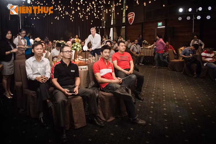 Xuất hiện không ồn ào, tại sự kiện anh chàng DVĐẢ nổi tiếng với phong cách đầy cá tính khá chăm chú xem màn giới thiệu những tính năng mới trên mẫu Ducati Multistrada phiên bản 2015.