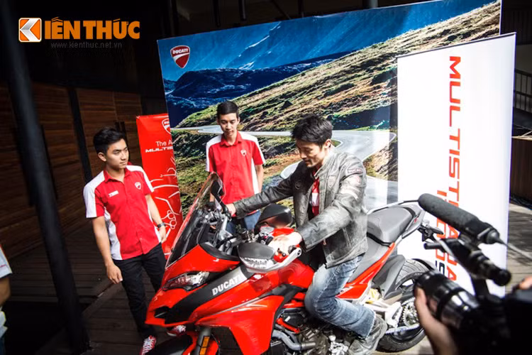 Sở hữu và đã trải nghiệm qua khá nhiều dòng xe môtô phân khối lớn, nhưng niềm đam mê của Johnny Trí Nguyễn có lẽ “sâu nặng” nhất với những mẫu xe của nhà sản xuất môtô Ducati lừng danh nước Ý.