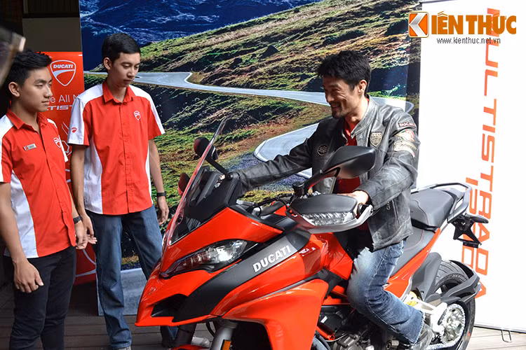 Là một Ducatista nổi tiếng tại Việt Nam - Johnny Trí Nguyễn khá phấn khích khi ngồi thử lên chiếc Multistrada 1200 S và thử những tính năng mới nhất trên mẫu xe mới này.